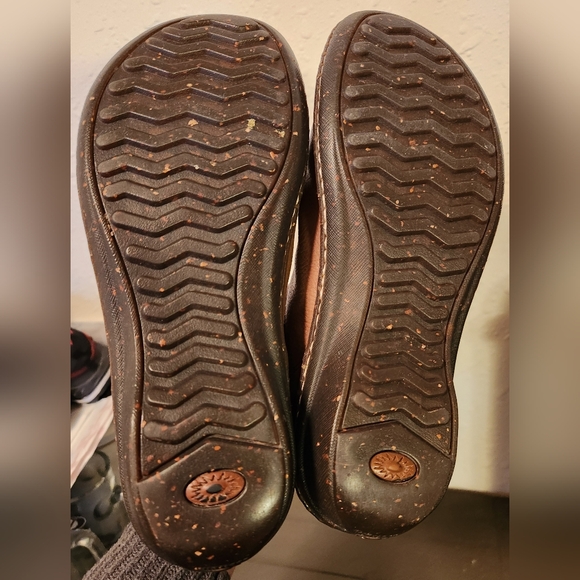 UGG Brown Leather Winter Boots with Shearling - Picture 8 of 8